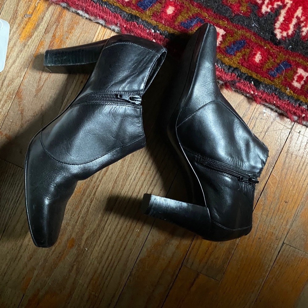 BANDOLINO black short zippier heel bootie